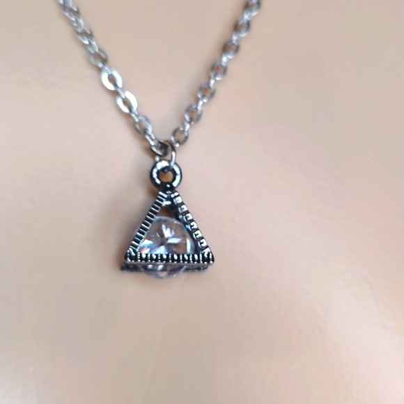 🌺Beautiful double chained necklace with floating crystals in sparking shapes. - Picture 4 of 8